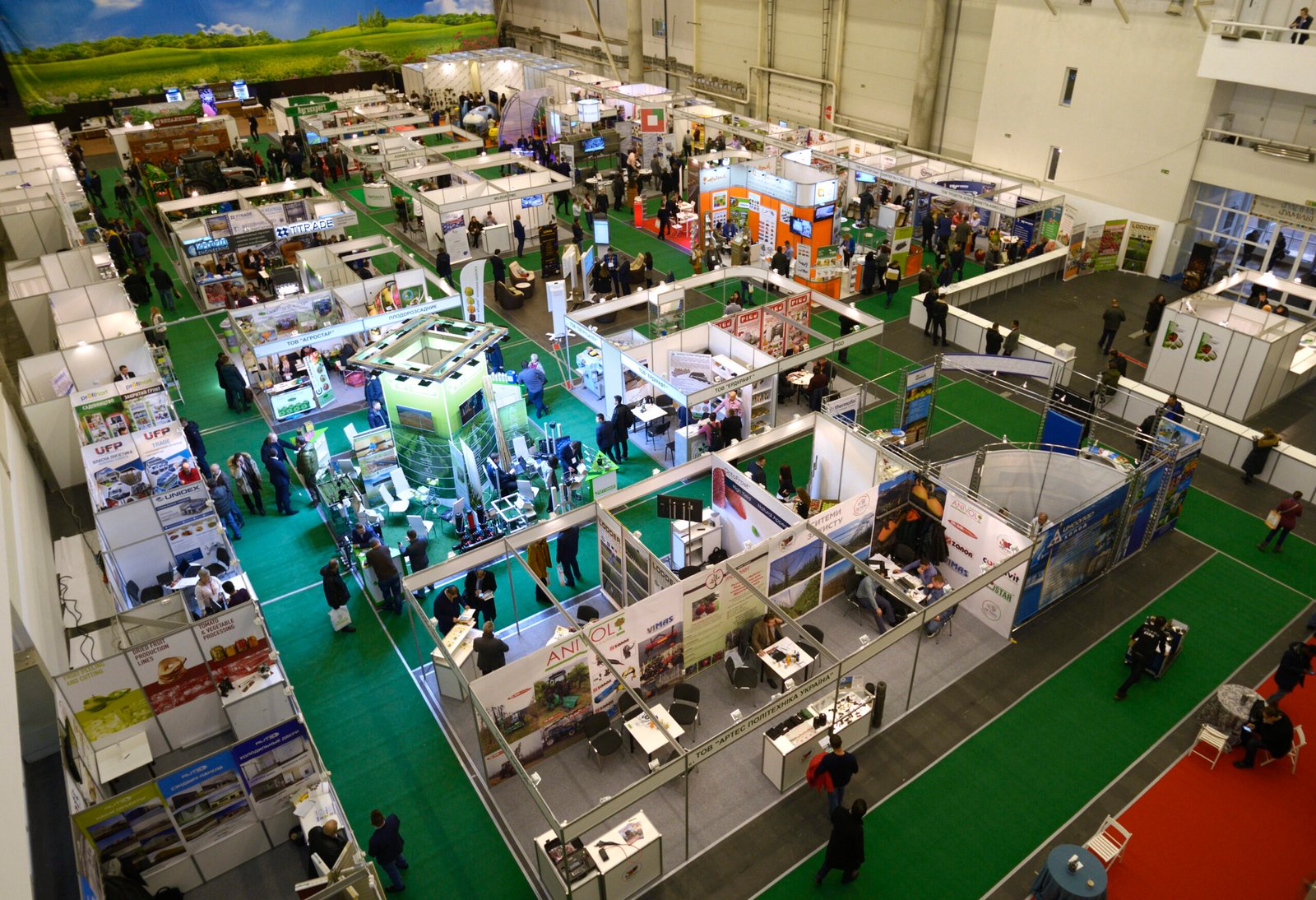 Salon professionnel avec de nombreux exposants